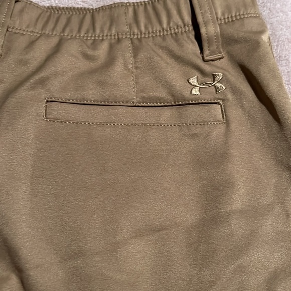Boys Under Armour Golf Shorts. Like new condition, barely used  Boys Size 16 - Picture 6 of 7